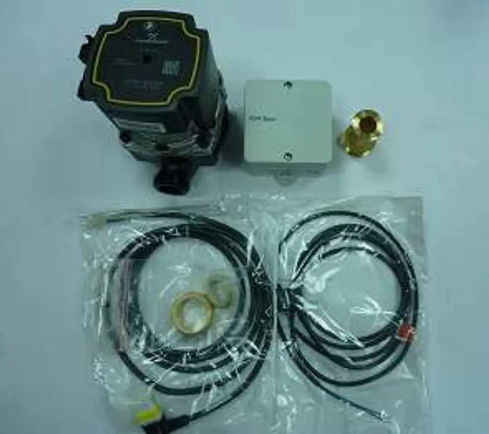 Pumpe der Marke Remeha, ausgestattet mit einem Motor, Anschlusskabeln und einem Adapter. Teile sind teilweise in Plastiktüten verpackt, auf hellem Untergrund platziert.